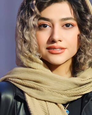 Serna Amini Instagram - اینجا مشخص میشه متولدین چه ماهی از همه بیشترن 👇😎
یه خصوصیت خوب و بد از ماه تولدت بگو

خودم " دی " 🤟
خصوصیت : خیلی صبوریم ،فعال و کوشا 
ولی متاسفانه زودرنج 🙃💜