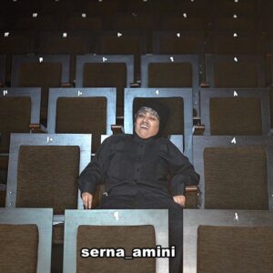 Serna Amini Instagram - جای کلی طرح های مختلف که مجلس تصویب میکنه 
طرحی برای رسیدگی به کسایی که قضاوت میکنن و راجع به زندگی دیگران نظر میدن تصویب بشه 
😂😂👌

از قدیم گفتن در دروازه رو میشه بست اما دهن مردمو نمیشه بست ...
چاق باشی یا لاغر ، 
پیر باشی یا جوان ، 
ازدواج کنی یا طلاق بگیری ،
حتی اگه بمیری هم راجع بهت حرف میزنن 
.
.
ساده بگم 
انسان هایی میبازن 👇
(که سرشون تو زندگی بقییه س )
.
.
و انسان هایی موفق هستن 
(که فقط حواسشون به زندگی خودشونه)
😍❤️👏

این یه حقیقته ..

نویسنده ، کارگردان ، ادیتور ، بازیگر :
@serna_amini