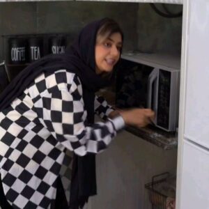 Serna Amini Instagram - روز جهانی مادر مبارک 😍 کدوم اسلاید بیشتر از همه واستون اتفاق افتاده ؟ 
خودم اسلاید آخر خیلیییی زیاد😂🤣🤌