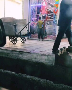 Serna Amini Instagram - او هر شب از جلوی ویترین آرزوهایش می‌گذرد 
همه ی ما این کودکیم 
که از کودکی
از تمام آرزوهایمان گذشتیم ...

توضیح:
این فیلم توسط بنده گرفته نشده ، جایی دیدم و احساس کردم باید ادیت کنم و با این موزیک در صفحه م به اشتراک بذارم ، قطعا فیلمبردار عزیز بعد از قطع این ویدئو این کودک رو به آرزوی کوچکش رسونده ، چون نمیشه این صحنه رو دید و کاری نکرد ...
بماند به یادگار از درد های مشترکمان 

#ايران 
#هموطن 
#فقر 
#دردمشترک