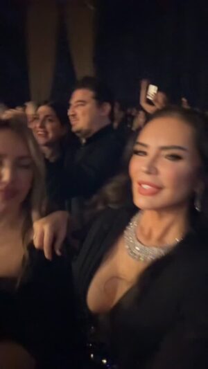 Serpil Çakmaklı Instagram - 2025…
Bu yıl, kalbimin hem acıyı hem umudu aynı anda taşıdığı bir yol oldu.
Kızım yanımda değildi; çok uzaklardaydı…
Ama özlemi her an kalbimin en derin yerindeydi.

Yılbaşını onsuz karşıladım.
Bir yanım eksikti ama sesi,
bir telefonun ucundan kalbime dokundu.
O an zaman durdu, içim ısındı…
Gözlerim doldu, yüzümde bir tebessüm belirdi.

“Anne, lütfen benim için eğlen,” dedi.
“Ve seni çok seviyorum…”
O an anladım…
Bir annenin kalbi, mesafeyle değil sevgiyle atıyor.
Nasıl kırarım benim prensesimi?

Modacım, yol arkadaşım, canım dostum
@halimekeskinofficial (halime keskin) ile yeni yıla merhaba dedim.

Yeni yıldan tek dileğim;
önce sağlık,
sonra tüm kalplere huzur,
dünyaya biraz daha merhamet
ve sevdiklerimize sımsıkı sarılabileceğimiz günler… 🤍 
#serpilçakmaklı 
#keşfet 
#Mutluluklar
#ozcandeniz 
#yeniyil 
#2026 
#halimekeskin #lesambassadeurshotelcasino#istanbul #i̇zmir #kıbrıs