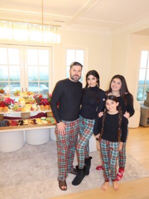 Seyedeh Tina Sadri Instagram - Christmas Eve Blessings 🎄❤️✨wishing you all an amazing Christmas Day tomorrow 💫
Special thanks to @minehkhodagholian for this amazing spread & delicious food. 
The beautiful and yummy cake @cinderellacakes .