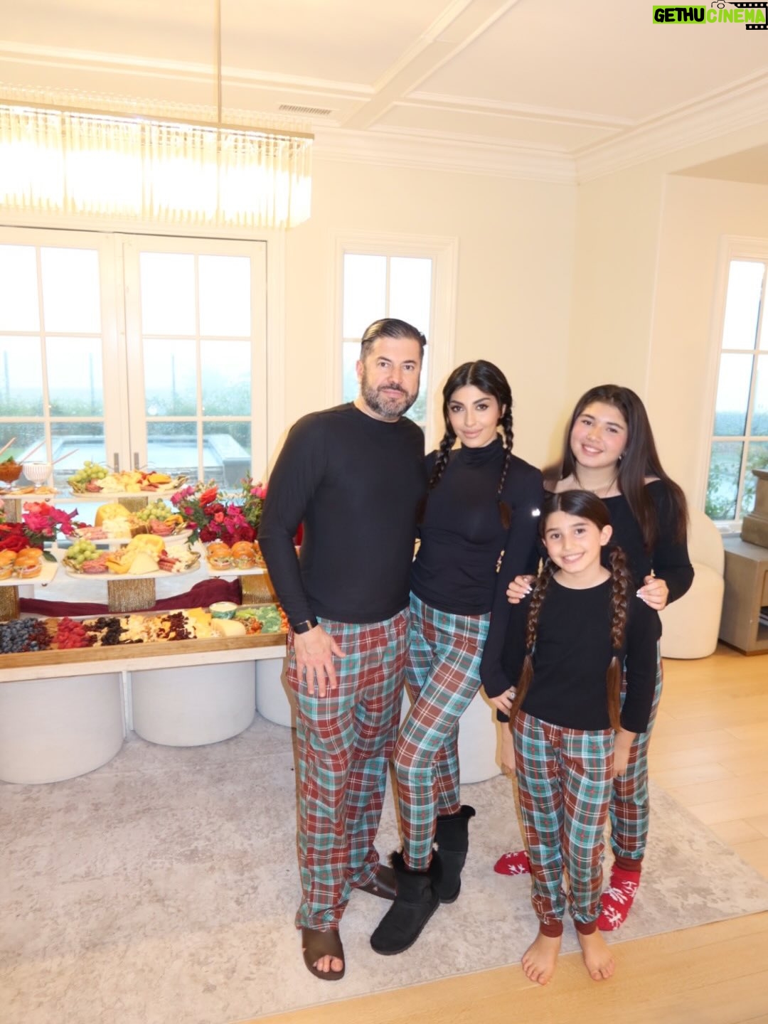 Seyedeh Tina Sadri - 11.5K Likes - Christmas Eve Blessings 🎄❤️✨wishing you all an amazing Christmas Day tomorrow 💫
Special thanks to @minehkhodagholian for this amazing spread & delicious food. 
The beautiful and yummy cake @cinderellacakes .
