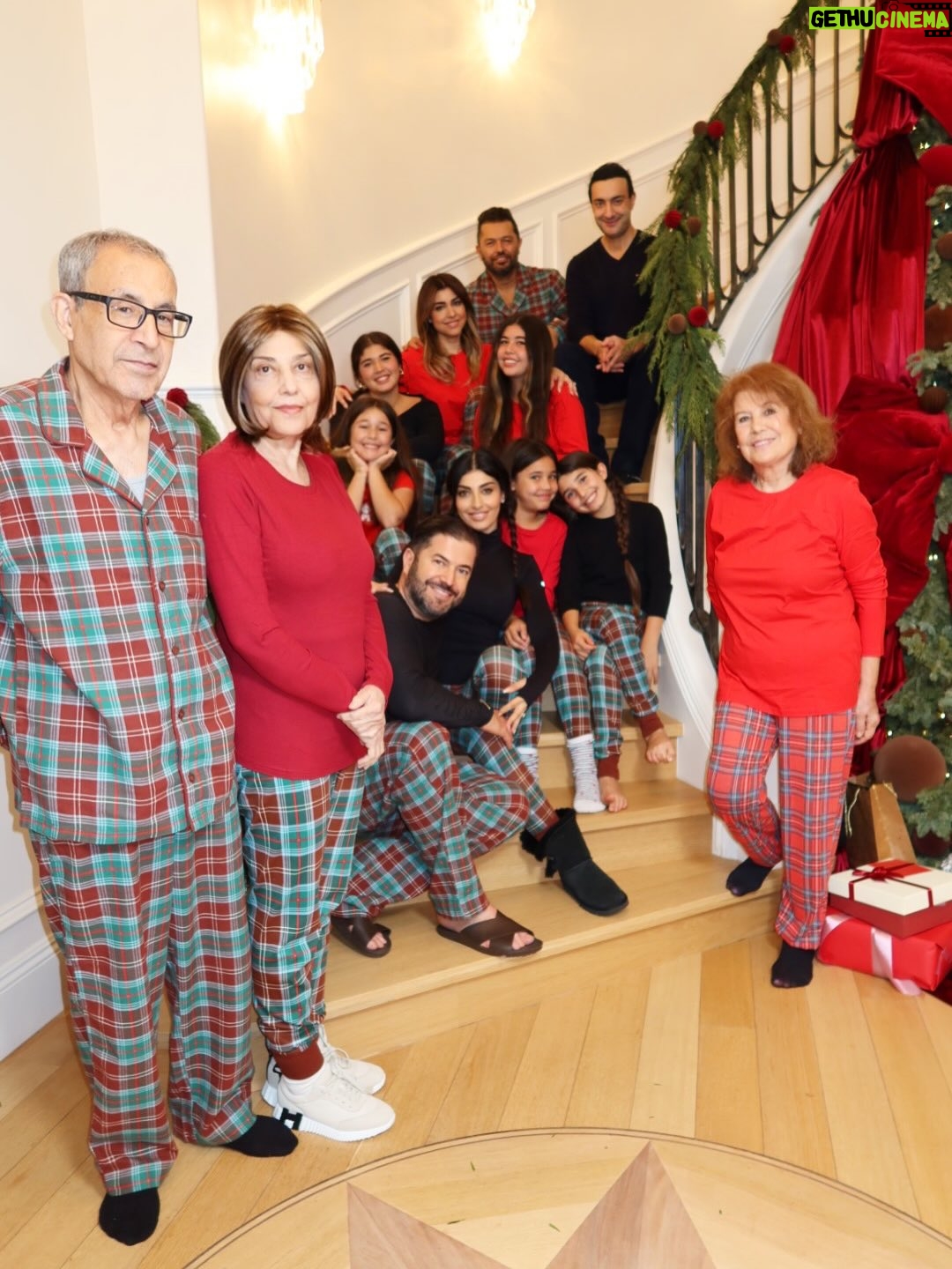 Seyedeh Tina Sadri - 11.5K Likes - Christmas Eve Blessings 🎄❤️✨wishing you all an amazing Christmas Day tomorrow 💫
Special thanks to @minehkhodagholian for this amazing spread & delicious food. 
The beautiful and yummy cake @cinderellacakes .