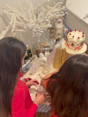 Seyedeh Tina Sadri Instagram - Christmas Eve Blessings 🎄❤️✨wishing you all an amazing Christmas Day tomorrow 💫
Special thanks to @minehkhodagholian for this amazing spread & delicious food. 
The beautiful and yummy cake @cinderellacakes .
