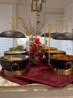Seyedeh Tina Sadri Instagram - Christmas Eve Blessings 🎄❤️✨wishing you all an amazing Christmas Day tomorrow 💫
Special thanks to @minehkhodagholian for this amazing spread & delicious food. 
The beautiful and yummy cake @cinderellacakes .