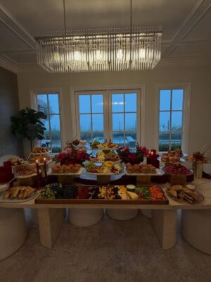 Seyedeh Tina Sadri Instagram - Christmas Eve Blessings 🎄❤️✨wishing you all an amazing Christmas Day tomorrow 💫
Special thanks to @minehkhodagholian for this amazing spread & delicious food. 
The beautiful and yummy cake @cinderellacakes .