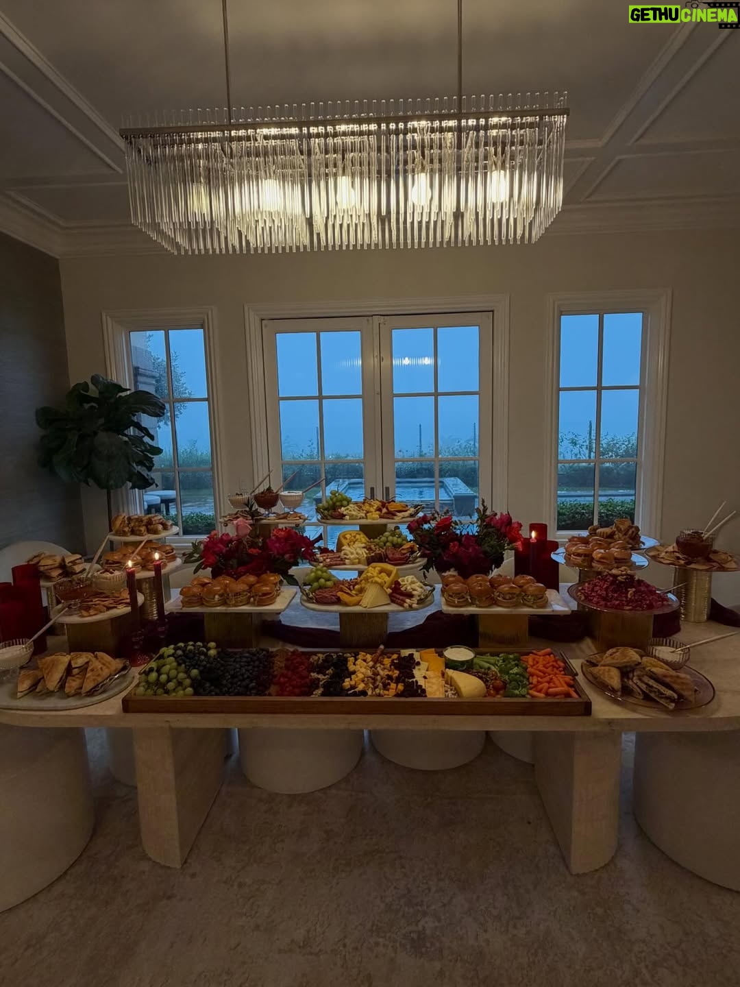 Seyedeh Tina Sadri - 11.5K Likes - Christmas Eve Blessings 🎄❤️✨wishing you all an amazing Christmas Day tomorrow 💫
Special thanks to @minehkhodagholian for this amazing spread & delicious food. 
The beautiful and yummy cake @cinderellacakes .