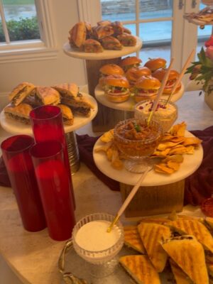 Seyedeh Tina Sadri Instagram - Christmas Eve Blessings 🎄❤️✨wishing you all an amazing Christmas Day tomorrow 💫
Special thanks to @minehkhodagholian for this amazing spread & delicious food. 
The beautiful and yummy cake @cinderellacakes .