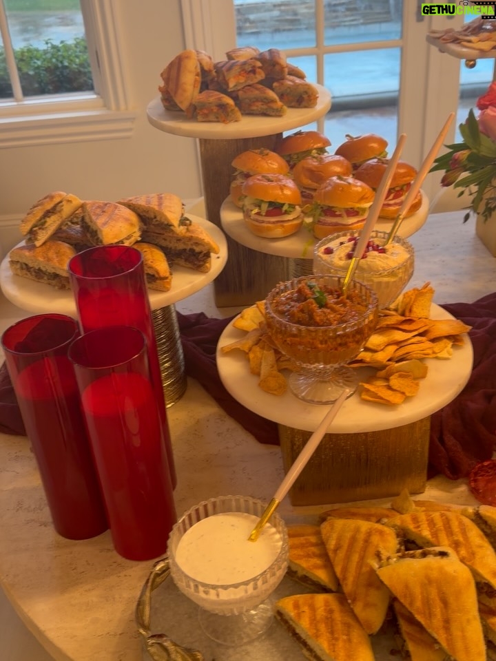 Seyedeh Tina Sadri - 11.5K Likes - Christmas Eve Blessings 🎄❤️✨wishing you all an amazing Christmas Day tomorrow 💫
Special thanks to @minehkhodagholian for this amazing spread & delicious food. 
The beautiful and yummy cake @cinderellacakes .