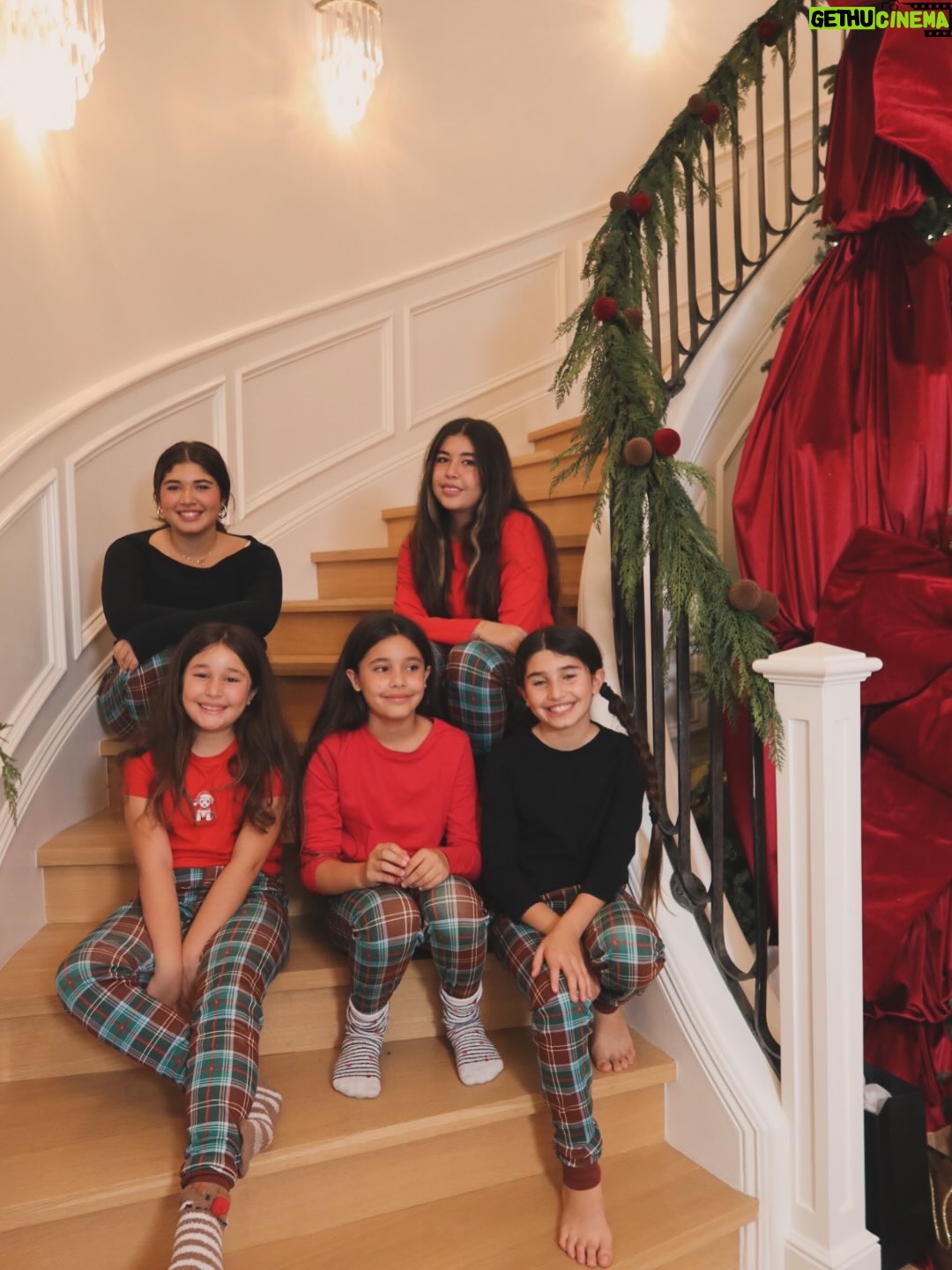 Seyedeh Tina Sadri - 11.5K Likes - Christmas Eve Blessings 🎄❤️✨wishing you all an amazing Christmas Day tomorrow 💫
Special thanks to @minehkhodagholian for this amazing spread & delicious food. 
The beautiful and yummy cake @cinderellacakes .