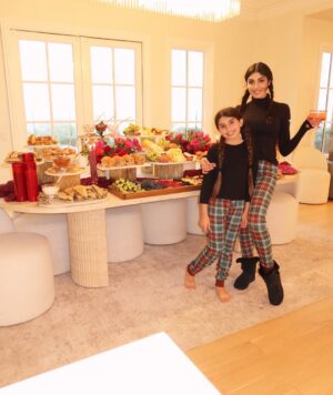 Seyedeh Tina Sadri Instagram - Christmas Eve Blessings 🎄❤️✨wishing you all an amazing Christmas Day tomorrow 💫
Special thanks to @minehkhodagholian for this amazing spread & delicious food. 
The beautiful and yummy cake @cinderellacakes .