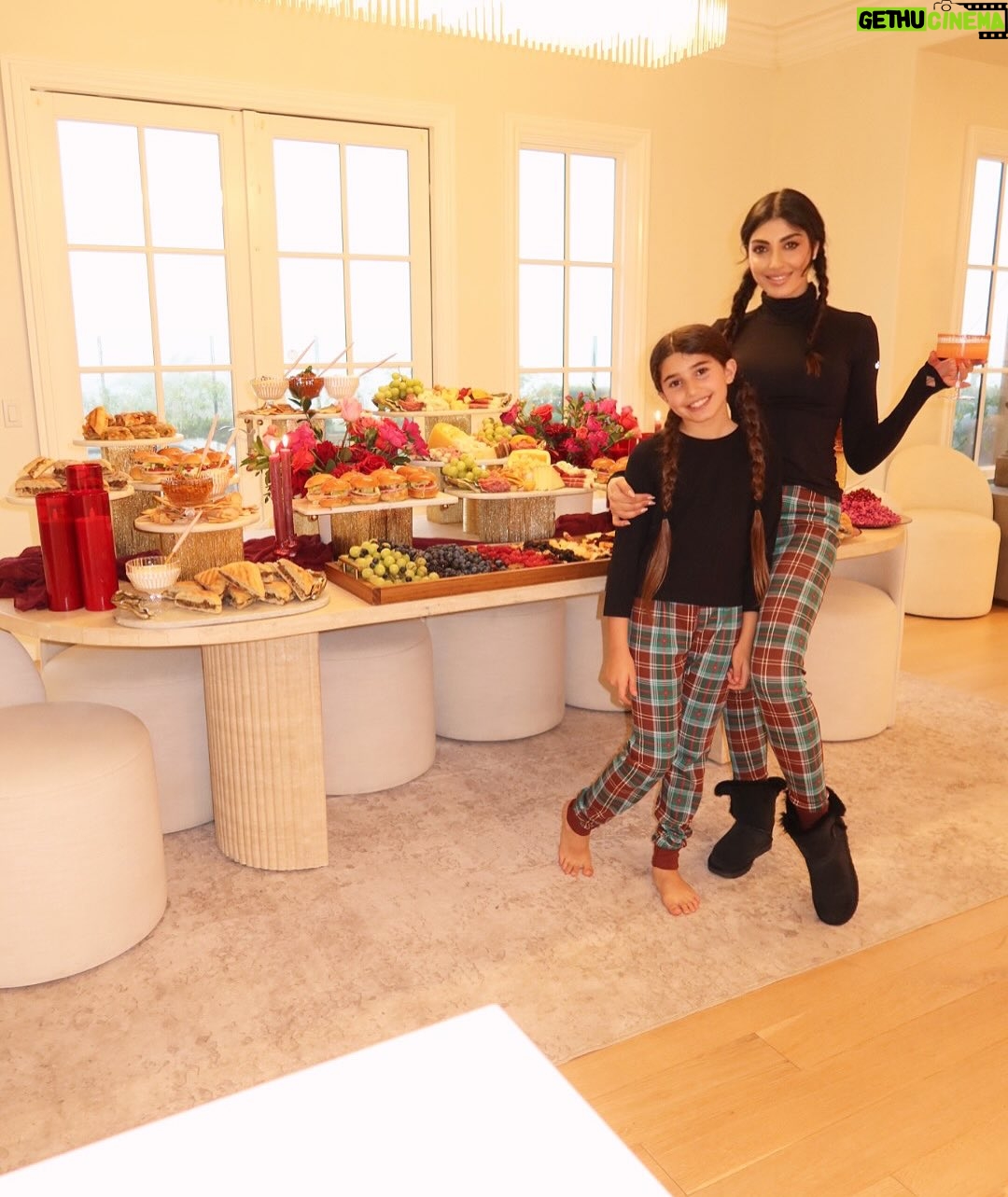 Seyedeh Tina Sadri - 11.5K Likes - Christmas Eve Blessings 🎄❤️✨wishing you all an amazing Christmas Day tomorrow 💫
Special thanks to @minehkhodagholian for this amazing spread & delicious food. 
The beautiful and yummy cake @cinderellacakes .