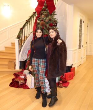 Seyedeh Tina Sadri Instagram - Christmas Eve Blessings 🎄❤️✨wishing you all an amazing Christmas Day tomorrow 💫
Special thanks to @minehkhodagholian for this amazing spread & delicious food. 
The beautiful and yummy cake @cinderellacakes .