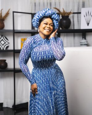 Shaffy Bello Instagram - PRAY FOR ME AS I PRAY FOR YOU💙
Your JOY is HERE. Your INCREASE is HERE.
Your ABUNDANCE is HERE IN JESUS NAME🙏🏾
Love you loads Fam🥰 Have a beautiful weekend.
👗: @wannifuga
MUA: @__glamwithd
📸: @theayofolahan