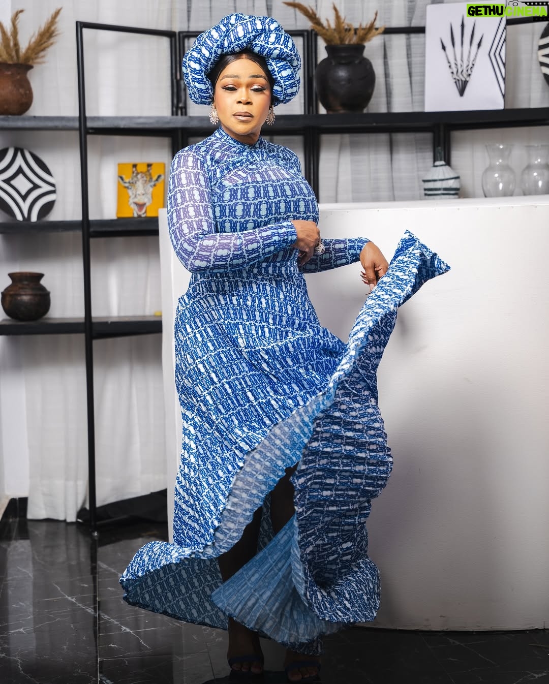 Shaffy Bello - 30.6K Likes - PRAY FOR ME AS I PRAY FOR YOU💙
Your JOY is HERE. Your INCREASE is HERE. 
Your ABUNDANCE is HERE IN JESUS NAME🙏🏾
Love you loads Fam🥰 Have a beautiful weekend. 

👗: @wannifuga 
MUA: @__glamwithd 
📸: @theayofolahan