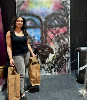 Shafina Shah Instagram - Okay, If you know me well, you’ll know I love @beinghumanclothing by @beingsalmankhan ❤️🫶🏽😍 Love  the whole ethos behind the brand. So I’m finally topping up my collection. This is probably the first trip of many… 😁 🛍️ 
Loving my new tops and jeans! I’ll be sure to share what I’ve got stay tuned 😏 boys and girls 🫰🏽❤️🫶🏽🙏🏽
.
Happy Birthday to the one with truly a big heart @beingsalmankhan MASSIVE Respect to you 🙏🏽 
.
.
.
#cakefakebirthday #salmankhanbirthday #sk60 #beinghuman