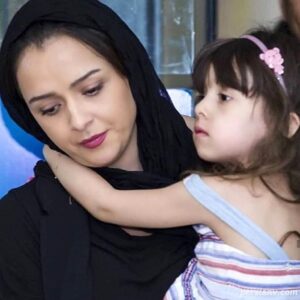 Shaghayegh Dehghan Instagram - ترانه مادر است، از آن خوب هايش هم هست. از آن خيلى خوب ها، از آن خيلى فداكارها، از آنهايى كه دلتنگى براى نوازشِ صورتِ ظريفِ دختركش و بوسيدنِ موهاىِ لطيفش را حالا به جان و دل خريده تا براى بهتر شدن و روشن تر شدنِ آينده ىِ فرزندش و آينده ىِ ديگر فرزندانِ خاكِ وطنش تلاش كند، ترانه مثل همه ى ما هم نسلى ها مى داند آنچه بر ما گذشته، قابل تعمير، بازسازى و جبران نيست، او براى آينده مى كوشد، تصميمش را گرفته است و از آينده نااميد نيست!

_تا باشد زن هاى غيورى مثل ترانه عليدوستى، تا باشد مادرهاىِ ازخودگذشته اى، مثلِ مادرِ حناى عزيزِ كوچكِ ما!

#ترانه_علیدوستی⁩