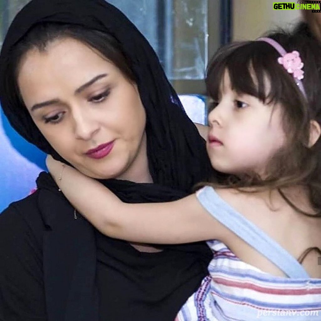 Shaghayegh Dehghan - 437.4K Likes - ترانه مادر است، از آن خوب هايش هم هست. از آن خيلى خوب ها، از آن خيلى فداكارها، از آنهايى كه دلتنگى براى نوازشِ صورتِ ظريفِ دختركش و بوسيدنِ موهاىِ لطيفش را حالا به جان و دل خريده تا براى بهتر شدن و روشن تر شدنِ آينده ىِ فرزندش و آينده ىِ ديگر فرزندانِ خاكِ وطنش تلاش كند، ترانه مثل همه ى ما هم نسلى ها مى داند آنچه بر ما گذشته، قابل تعمير، بازسازى و جبران نيست، او براى آينده مى كوشد، تصميمش را گرفته است و از آينده نااميد نيست!

_تا باشد زن هاى غيورى مثل ترانه عليدوستى، تا باشد مادرهاىِ ازخودگذشته اى، مثلِ مادرِ حناى عزيزِ كوچكِ ما!

#ترانه_علیدوستی⁩