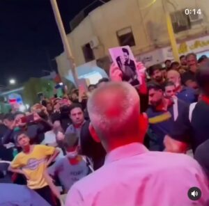 Shaghayegh Dehghan Instagram - .
تو را 
دوباره خواهم بوسید
با همین لب‌هایی که قاطعانه می‌گویند:
«تو را دوباره خواهم بوسید»،
تو را دوباره خواهم بوسید
و این‌بار طوری روی پا بلند خواهم شد
که دیگر
بازگشتم به زمین ممکن نباشد
@leilakordbache 

#رامين_معصومى#مريم_قرباني #شيرين_معصومي #متروپل_آبادان #خوزستان #عشق #بوسه #در_آغوشت_میميرم