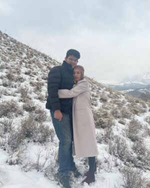 Shaghayegh Dehghan Instagram - .
بين من و تو اونى كه عاقلتره تويى، اون كه آگاهتر و بالغتره تويى!
 اونى كه بيقرار و هيجان زده است منم، اونى كه از بالاتر ميتونه به مسائل نگاه كنه تويى! 
اونى كه زنگ ميزنه ميپرسه "مامان كجايى؟! تويى! اونى كه خيالش راحته، هر جا باشى مراقب خودت هستى منم! اينم سرنوشت تو بود پسرم! سرنوشت همه ى بچه هايى كه جَوونىِ بزرگترهاشون در بيهودگى و نااميدى و سرسپردگى پوسيد و در حسرت جا موند! نسلى كه با دهن باز وايستاد، اون چه به سرش اومد رو تماشا كرد، كه خيلى زود، هنوز به بلوغِ اجتماعى نرسيده، پير و پژمرده و فرسوده شد، خيلى زود! نسلى كه واژه هاىِ حقِ انتخاب، استقلالِ فكرى و عزتِ نفس، هيچ وقت براشون اون جور كه بايد معنا پيدا نكرد و در روحشون متجلى نشد! نسلى كه انقدر بغض داره، با يه تلنگر اشكش سرازير ميشه و انقدر تحقير شده كه همه ى آبرو و حيثيت و شخصيتش رو به  تهديد و ارعاب و خشونت باخته، نسلى كه دلش خواسته داد بزنه اما از روىِ ترسى نهادينه شده، با صدايى كه انگار  از تهِ چاه عميقى شنيده ميشه، به روش هاى محافظه كارانه ى خودش گفته "احقاق حقوقم، روزى، بلاخره روزى..." و با اندك اميدى، حُزن انگيز تكرار كرده "آينده، آينده، افق، افق، چشم انداز، چشم انداز...." و با اين همه... نسلى كه هيچى اگه نداشته باشه هنوز اميد داره از خاكستر و ذغالِ وجودِ زار و نحيفش، شعله هاى آتيشِ سوزانى زبونه بكشه كه كسى جرات نزديك شدن بهش رو نداشته باشه! 

_ من خاكسترم، تو، اما شعله ى درخشانِ زندگى منى و اگه فقط يك چيز تو دنيا باشه كه خيلى بهش افتخار كنم اينه كه مادرِ توام! 

تولدت مبارك پسرم
تولدت مبارك رفيق