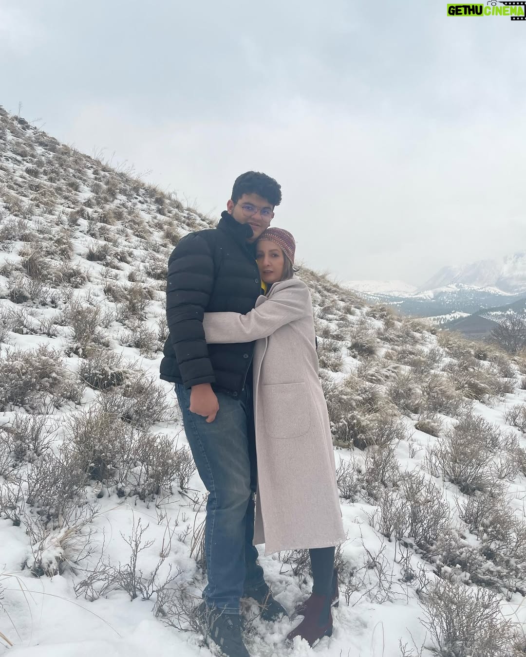 Shaghayegh Dehghan - 430.9K Likes - .
بين من و تو اونى كه عاقلتره تويى، اون كه آگاهتر و بالغتره تويى!
 اونى كه بيقرار و هيجان زده است منم، اونى كه از بالاتر ميتونه به مسائل نگاه كنه تويى! 
اونى كه زنگ ميزنه ميپرسه "مامان كجايى؟! تويى! اونى كه خيالش راحته، هر جا باشى مراقب خودت هستى منم! اينم سرنوشت تو بود پسرم! سرنوشت همه ى بچه هايى كه جَوونىِ بزرگترهاشون در بيهودگى و نااميدى و سرسپردگى پوسيد و در حسرت جا موند! نسلى كه با دهن باز وايستاد، اون چه به سرش اومد رو تماشا كرد، كه خيلى زود، هنوز به بلوغِ اجتماعى نرسيده، پير و پژمرده و فرسوده شد، خيلى زود! نسلى كه واژه هاىِ حقِ انتخاب، استقلالِ فكرى و عزتِ نفس، هيچ وقت براشون اون جور كه بايد معنا پيدا نكرد و در روحشون متجلى نشد! نسلى كه انقدر بغض داره، با يه تلنگر اشكش سرازير ميشه و انقدر تحقير شده كه همه ى آبرو و حيثيت و شخصيتش رو به  تهديد و ارعاب و خشونت باخته، نسلى كه دلش خواسته داد بزنه اما از روىِ ترسى نهادينه شده، با صدايى كه انگار  از تهِ چاه عميقى شنيده ميشه، به روش هاى محافظه كارانه ى خودش گفته "احقاق حقوقم، روزى، بلاخره روزى..." و با اندك اميدى، حُزن انگيز تكرار كرده "آينده، آينده، افق، افق، چشم انداز، چشم انداز...." و با اين همه... نسلى كه هيچى اگه نداشته باشه هنوز اميد داره از خاكستر و ذغالِ وجودِ زار و نحيفش، شعله هاى آتيشِ سوزانى زبونه بكشه كه كسى جرات نزديك شدن بهش رو نداشته باشه! 

_ من خاكسترم، تو، اما شعله ى درخشانِ زندگى منى و اگه فقط يك چيز تو دنيا باشه كه خيلى بهش افتخار كنم اينه كه مادرِ توام! 

تولدت مبارك پسرم
تولدت مبارك رفيق