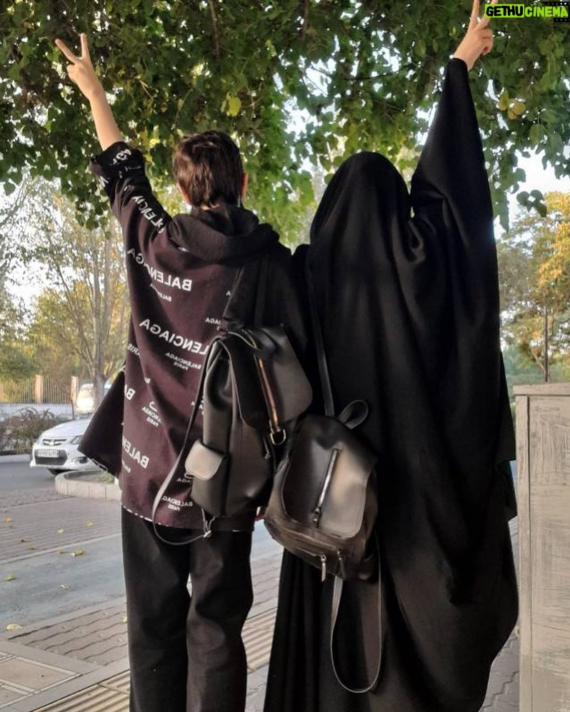 Shaghayegh Dehghan - 72.1K Likes - .
برای 
کوچ شب هنگام وحشت
کمک کن با تن هم پل بسازیم
#ايرج_جنتى_عطايى 

#روز_جهانى_دختر مبارك❤️