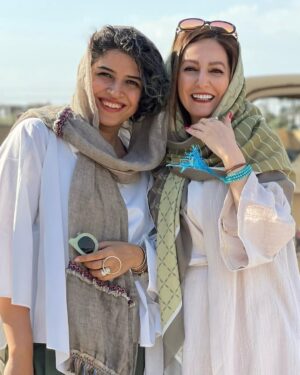 Shaghayegh Dehghan Instagram - .
ملودى پيچيده و سردرگُمه درست مثل موهاى فِرِش!
قَلبِش مثل يه بركه ى زلال و شفاف و آرومه كه با يه نسيم كوچيك آشفته ميشه و روحش مثل يه حَريرِ سَبُك و نازكه كه دستخوش باد اين طرف و اون طرف ميره! 
ملودى يه دختربچه ى سى و هشت ساله است كه اتفاقات كوچيك رنگى رنگى خوشحالش ميكنه! دختربچه اى كه لَبِش هميشه آماده ى خنديدن، چشماش هميشه آماده ى اشكى شدن و دلش آماده ى لرزيدنه! 
ملودى يه روزى دم دم هاى بهار كه داره ميلغزه تو تابستون، يعنى همين موقع ها، از يه دنيايى كه مطمئنم اداره اش دستِ فرشته هاست به اين دنيا اومده! 
به دنيا اومدنش براى من كه از دوست بهم نزديكتره مثل رفيقم! 
و از رفيق بهم نزديكتر مثل خواهرم، خيلى مباركه!
براى خودش هم خيلى مبارك باشه. 

تولدت مبارك عزيز من 
تولدت مبارك ملودىِ خوش آهنگم❤️
@melody.aramnia