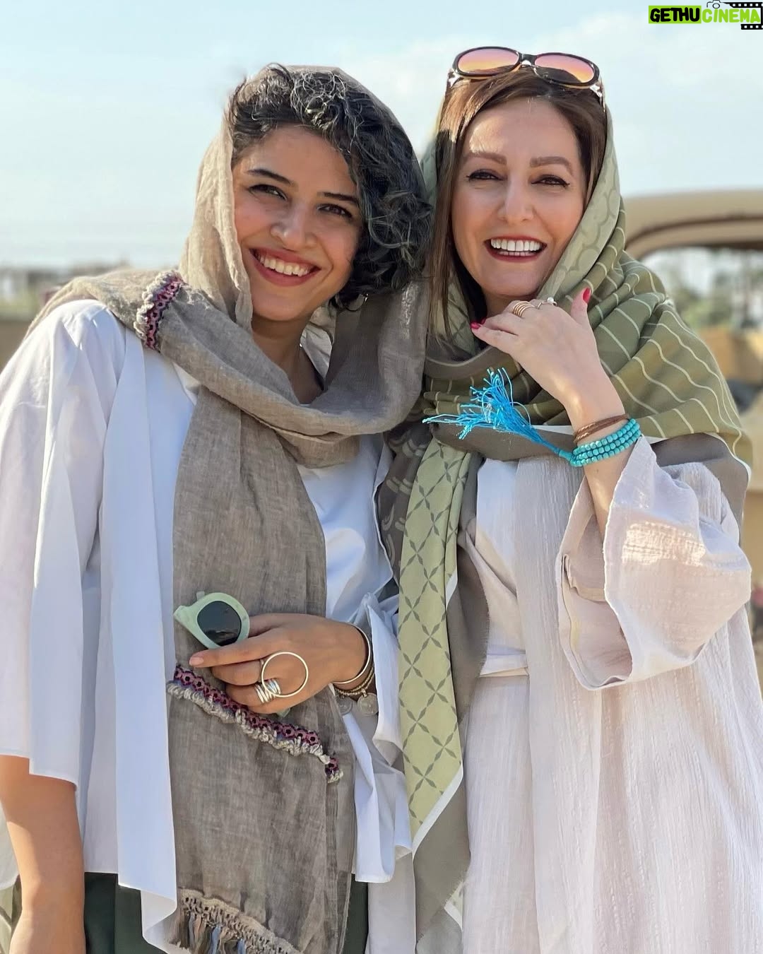 Shaghayegh Dehghan - 70.1K Likes - .
ملودى پيچيده و سردرگُمه درست مثل موهاى فِرِش!
قَلبِش مثل يه بركه ى زلال و شفاف و آرومه كه با يه نسيم كوچيك آشفته ميشه و روحش مثل يه حَريرِ سَبُك و نازكه كه دستخوش باد اين طرف و اون طرف ميره! 
ملودى يه دختربچه ى سى و هشت ساله است كه اتفاقات كوچيك رنگى رنگى خوشحالش ميكنه! دختربچه اى كه لَبِش هميشه آماده ى خنديدن، چشماش هميشه آماده ى اشكى شدن و دلش آماده ى لرزيدنه! 
ملودى يه روزى دم دم هاى بهار كه داره ميلغزه تو تابستون، يعنى همين موقع ها، از يه دنيايى كه مطمئنم اداره اش دستِ فرشته هاست به اين دنيا اومده! 
به دنيا اومدنش براى من كه از دوست بهم نزديكتره مثل رفيقم! 
و از رفيق بهم نزديكتر مثل خواهرم، خيلى مباركه!
براى خودش هم خيلى مبارك باشه. 

تولدت مبارك عزيز من 
تولدت مبارك ملودىِ خوش آهنگم❤️
@melody.aramnia