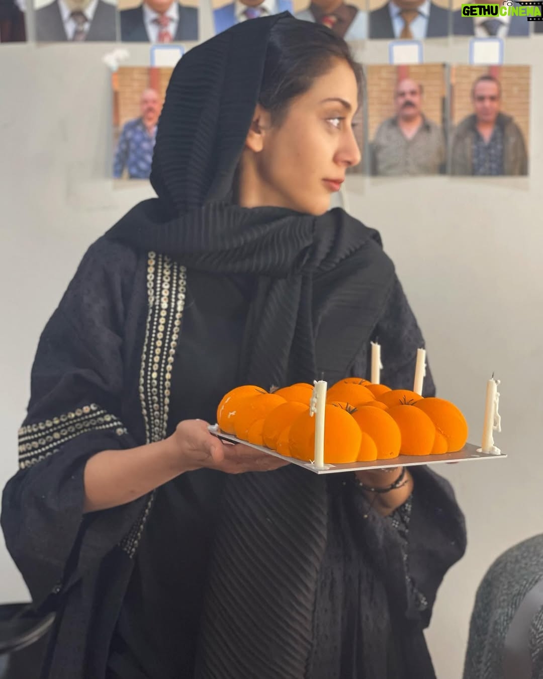 Shaghayegh Dehghan - 94K Likes - .
روز بازيگر رو به مانيا عليجانى تبريك ميگم كه صبح روزى كه دايى جَوونش فوت كرد اومد سركار اشك هاش رو پاك كرد و رفت جلوى دوربين تبريك ميگم چون انقدر جَوون اما انقدر حرفه اى و متعهده.
روز بازيگر رو به سيامك انصارى تبريك ميگم كه بيست و دو سال پيش خبر فوت برادر نوزده سالش پشت صحنه ى نمايش بهش رسيد اما صحنه ى نمايش رو رها نكرد و رفتارش شد مهمترين درس بازيگرى براى همه ى ما دوستها و رفقاش. 
به مونا فرجاد كه هر روز بغض و سوگوارى براى مادر نازنينش رو ميذاره پشتِ در و با خوش اخلاقى و عشق و لبخند واردِ محل فيلمبردارى ميشه.
روز بازيگر رو به همه ى همكاراى بازيگرم كه غم و غصه و مشكلات و گرفتاري هاشون رو رها ميكنن پشت در صحنه ى نمايش تبريك ميگم، اونهايى كه با عشق و تعهد ثابت ميكنن ؛ نمايش بايد ادامه داشته باشه .

#روز_بازيگر_مبارك
