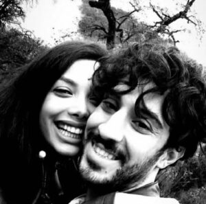 Shaghayegh Dehghan Instagram - .
تو را 
دوباره خواهم بوسید
با همین لب‌هایی که قاطعانه می‌گویند:
«تو را دوباره خواهم بوسید»،
تو را دوباره خواهم بوسید
و این‌بار طوری روی پا بلند خواهم شد
که دیگر
بازگشتم به زمین ممکن نباشد
@leilakordbache 

#رامين_معصومى#مريم_قرباني #شيرين_معصومي #متروپل_آبادان #خوزستان #عشق #بوسه #در_آغوشت_میميرم