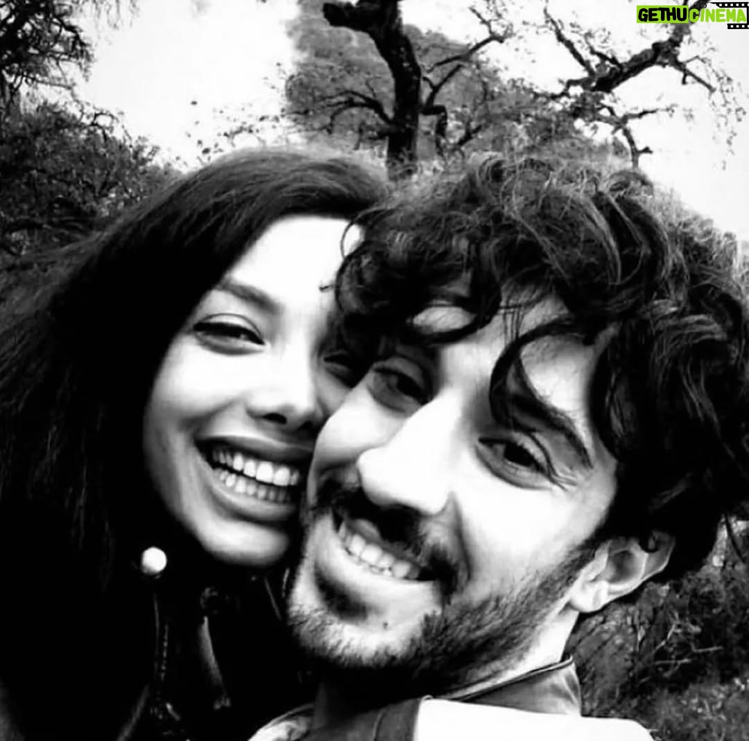 Shaghayegh Dehghan - 93.9K Likes - .
تو را 
دوباره خواهم بوسید
با همین لب‌هایی که قاطعانه می‌گویند:
«تو را دوباره خواهم بوسید»،
تو را دوباره خواهم بوسید
و این‌بار طوری روی پا بلند خواهم شد
که دیگر
بازگشتم به زمین ممکن نباشد
@leilakordbache 

#رامين_معصومى#مريم_قرباني #شيرين_معصومي #متروپل_آبادان #خوزستان #عشق #بوسه #در_آغوشت_میميرم