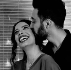 Shaghayegh Dehghan Instagram - .
تو را 
دوباره خواهم بوسید
با همین لب‌هایی که قاطعانه می‌گویند:
«تو را دوباره خواهم بوسید»،
تو را دوباره خواهم بوسید
و این‌بار طوری روی پا بلند خواهم شد
که دیگر
بازگشتم به زمین ممکن نباشد
@leilakordbache 

#رامين_معصومى#مريم_قرباني #شيرين_معصومي #متروپل_آبادان #خوزستان #عشق #بوسه #در_آغوشت_میميرم