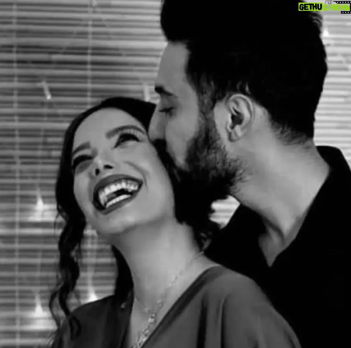 Shaghayegh Dehghan - 93.9K Likes - .
تو را 
دوباره خواهم بوسید
با همین لب‌هایی که قاطعانه می‌گویند:
«تو را دوباره خواهم بوسید»،
تو را دوباره خواهم بوسید
و این‌بار طوری روی پا بلند خواهم شد
که دیگر
بازگشتم به زمین ممکن نباشد
@leilakordbache 

#رامين_معصومى#مريم_قرباني #شيرين_معصومي #متروپل_آبادان #خوزستان #عشق #بوسه #در_آغوشت_میميرم