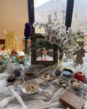 Shaghayegh Dehghan Instagram - .
چگونه دوست ندارم من این دیاران را
که هر شقایقش آئینه ای است یاران را
تمامِ هستیِ من در شطِ سَحَر جاری ست
چو یاد آورم آن روشنی تباران را
سپیده آئینه گردانِ روحشان بادا!
که روشنایِ دگر داد روزگاران را
بهارِ زخمیِ این باغ ، دلکش است هنوز
اگرچه نغمه به لب خشک شد هزاران را
#شفيعي_كدكني 

#خانه_خواهری🏣