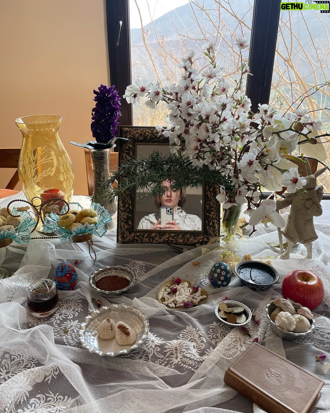 Shaghayegh Dehghan - 130.6K Likes - .
چگونه دوست ندارم من این دیاران را
که هر شقایقش آئینه ای است یاران را
تمامِ هستیِ من در شطِ سَحَر جاری ست
چو یاد آورم آن روشنی تباران را
سپیده آئینه گردانِ روحشان بادا!
که روشنایِ دگر داد روزگاران را
بهارِ زخمیِ این باغ ، دلکش است هنوز
اگرچه نغمه به لب خشک شد هزاران را
#شفيعي_كدكني 

#خانه_خواهری🏣