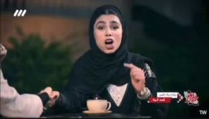 Shaghayegh Dehghan Instagram - سال گذشته در پى قطع شدن هاى مكرر برق، موتور يخچالم سوخت، تعميركار اومد و تعميرش كرد، از آقاى تعميركار پرسيدم ضمانتى هست با قطع و وصل شدنِ  برق دوباره نسوزه، كه ايشون گفتن "خير،  مگه اين كه يه دستگاه ترانس برق اضافه ديگه هم به جز اين يكى كه دارين بخرين و به سيستم برق يخچالتون اضافه كنين"! 
عصبانى و كلافه، مهجورترين نوع اعتراض رو انتخاب كردم و بدون نام بردن از شخص خاصى تنها مسببين اين وضعيت رو كه باعث شدن ما دائم نگران هزينه ى تعميرات وسايلمون باشيم نفرين كردم و در غالب متن در همين فضا به اشتراك گذاشتم، بابت ابراز دلخورى برام پرونده تشكيل شد، نفرين كردن من به لحاظِ قانونى، توليد محتواى مبتذل و مستهجن شناخته شد و مقرر شد مبلغى رو بابت جريمه پرداخت كنم كه كردم. سر جمعِ هزينه ى تعويض موتور يخچال و خريد ترانس اضافه كه يخچال دوباره نسوزه و جريمه ى حرف زدن در موردِ سنگينى هزينه ى تعميرات روى هم شد دو برابر خريد خود يخچال در زمانى كه خريده بودمش! اينا هيچى... 
_سوالم اينه؛ دقيقا چه چيزى با چه الفاظى بايد گفته شه كه از نظر شما توليد محتواى مبتذل و مستهجن تشخيص داده شه و چه چيزهايى با چه الفاظى ميتونه اجازه پيدا كنه از آنتن تلويزيون رسميتون با افتخار پخش بشه؟! 
معيارتون براى اينكه يه حرف هايى زشت و زننده است چيه؟!