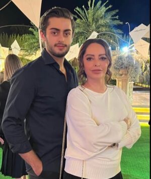 Shaghayegh Dehghan Instagram - .
گفتند خلایق که تویی یوسف ثانی
چون نیک بدیدم به حقیقت به از آنی
شیرین‌تر از آنی به شکرخنده که گویم
ای خسرو خوبان که تو شیرین زمانی

عشق من تولدت مبارك @barbodnazariii 

#خواهر #خواهرزاده #خواهرزاده_جان❤️