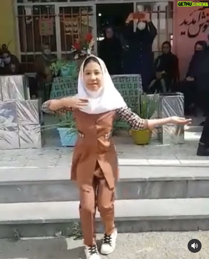 Shaghayegh Dehghan - 141.6K Likes - .
وسط گرفتارى و بدبختى و نا اميدى و هواى گندِ كثافت غير قابل تنفس يهو اين ويدئو رو ببينى! 

_خدا عمرتون بده كه شادى هاتونو با ما قسمت ميكنين، تا باشه شادى و خوشحالى.

_قربون شكلت كه موج موهات رو دريا نداره دختر قشنگم❤️❤️❤️
