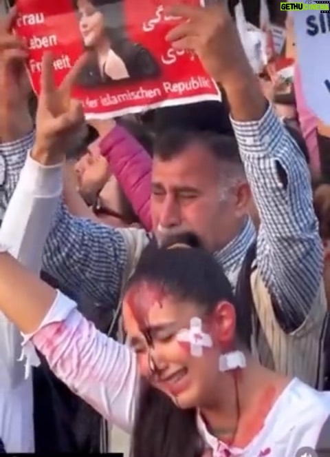 Shaghayegh Dehghan - 98.4K Likes - .
سرمونو بذاريم روى شونه ى هم زار بزنيم از حجم اين همه غم... 

با اينكه دورى از وطن، كنار مايى هموطن ✌️✌️✌️