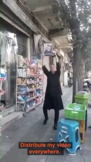 Shaghayegh Dehghan Instagram - .

اين زن هم سن و سال منه 
بچه اش هم سن و سال بچه ى من بوده! 

ذليل بشين كه جَوونامونو ميكشين 
از مرگ بدتر سرتون بياد
خفت و خواريتونو ببينيم انشالله