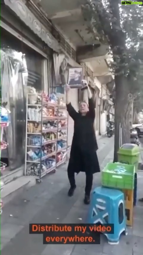 Shaghayegh Dehghan - 83.5K Likes - .

اين زن هم سن و سال منه 
بچه اش هم سن و سال بچه ى من بوده! 

ذليل بشين كه جَوونامونو ميكشين 
از مرگ بدتر سرتون بياد
خفت و خواريتونو ببينيم انشالله