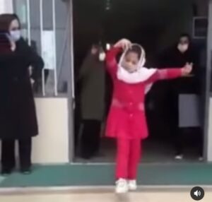 Shaghayegh Dehghan Instagram - .
هزار ماشالله به اين دختر قشنگ هنرمند
صد آفرين به مسئولين مدرسه اى كه اين فضاى شاد رو براى دانش آموزانشون مهيا ميكنند. 

خدايا به مردم ما شادى عطا كن 
خدايا مردم ما رو در پناه خودت بگير 
خدايا بچه ها و جَوون هامون رو در پناه خودت نگه دار ، الهى آمين🙏

#رقص_محلی#رقص_ترکی #رقص_فولکلور #شادى_حق_ماست