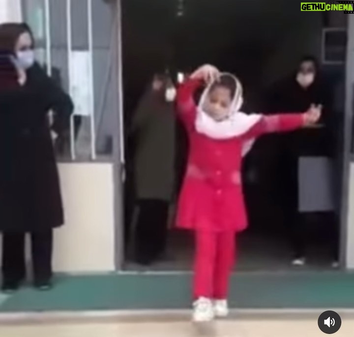 Shaghayegh Dehghan - 123.1K Likes - .
هزار ماشالله به اين دختر قشنگ هنرمند
صد آفرين به مسئولين مدرسه اى كه اين فضاى شاد رو براى دانش آموزانشون مهيا ميكنند. 

خدايا به مردم ما شادى عطا كن 
خدايا مردم ما رو در پناه خودت بگير 
خدايا بچه ها و جَوون هامون رو در پناه خودت نگه دار ، الهى آمين🙏

#رقص_محلی#رقص_ترکی #رقص_فولکلور #شادى_حق_ماست