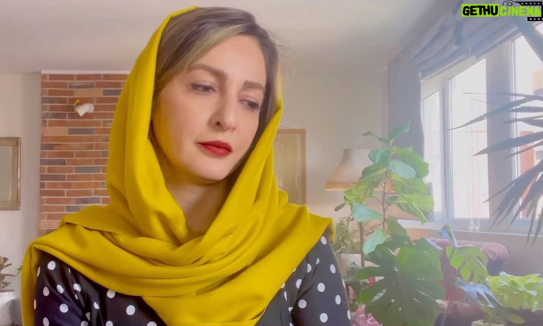 Shaghayegh Dehghan - 375.6K Likes - .
يه قانونى يه موقعى بود كه گويا يه دونه خانوم بخونه اشكال داره دو تا با هم نه ، من به استناد اون قانون با خانوم مهستى همراهى كردم كه ايشالا ديگه مشكلى پيش نياد. 
_قول داده بودم از آهنگ مجاز استفاده كنم، ببخشيد نشد، هر چى تحقيق كردم آهنگى كه شاد باشه ، مجاز باشه و خواننده ى زن خونده باشه پيدا نكردم!
اين شد كه نشد و اين جورى شد كه ملاحظه ميكنين!
ديگه عيده ديگه، خواستم خوشحال باشيم دور هم! 
اين بزرگوار هم خواهر اون يكى بزرگواره كه هر دو به رحمت خدا رفتن هر دو مرحوم هم سالهاست كه از قديم ما رو تو جاده ها و مهمونى ها و عروسى ها و مناسبت ها همراهى كردن و با صداشون و اثرشون براى ما يك دنيا خاطره ى خوب و خوش ساختن!
تا باشه خاطره ى خوب، تا باشه خاطره ى خوش!ديگه مى مونه اينكه..

عيدِ همگى پيشاپيش مبارك حتى عيد شما دوست عزيز! 

خدايا به اميد تو

#شوى_طنين #گلهاى_رنگارنگ #نوروز_باستانی #مهستی #بيژن_سمندر #صادق_نوجوکی