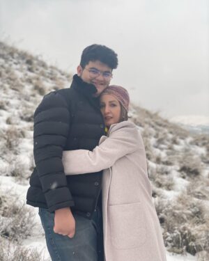 Shaghayegh Dehghan Instagram - .
بين من و تو اونى كه عاقلتره تويى، اون كه آگاهتر و بالغتره تويى!
 اونى كه بيقرار و هيجان زده است منم، اونى كه از بالاتر ميتونه به مسائل نگاه كنه تويى! 
اونى كه زنگ ميزنه ميپرسه "مامان كجايى؟! تويى! اونى كه خيالش راحته، هر جا باشى مراقب خودت هستى منم! اينم سرنوشت تو بود پسرم! سرنوشت همه ى بچه هايى كه جَوونىِ بزرگترهاشون در بيهودگى و نااميدى و سرسپردگى پوسيد و در حسرت جا موند! نسلى كه با دهن باز وايستاد، اون چه به سرش اومد رو تماشا كرد، كه خيلى زود، هنوز به بلوغِ اجتماعى نرسيده، پير و پژمرده و فرسوده شد، خيلى زود! نسلى كه واژه هاىِ حقِ انتخاب، استقلالِ فكرى و عزتِ نفس، هيچ وقت براشون اون جور كه بايد معنا پيدا نكرد و در روحشون متجلى نشد! نسلى كه انقدر بغض داره، با يه تلنگر اشكش سرازير ميشه و انقدر تحقير شده كه همه ى آبرو و حيثيت و شخصيتش رو به  تهديد و ارعاب و خشونت باخته، نسلى كه دلش خواسته داد بزنه اما از روىِ ترسى نهادينه شده، با صدايى كه انگار  از تهِ چاه عميقى شنيده ميشه، به روش هاى محافظه كارانه ى خودش گفته "احقاق حقوقم، روزى، بلاخره روزى..." و با اندك اميدى، حُزن انگيز تكرار كرده "آينده، آينده، افق، افق، چشم انداز، چشم انداز...." و با اين همه... نسلى كه هيچى اگه نداشته باشه هنوز اميد داره از خاكستر و ذغالِ وجودِ زار و نحيفش، شعله هاى آتيشِ سوزانى زبونه بكشه كه كسى جرات نزديك شدن بهش رو نداشته باشه! 

_ من خاكسترم، تو، اما شعله ى درخشانِ زندگى منى و اگه فقط يك چيز تو دنيا باشه كه خيلى بهش افتخار كنم اينه كه مادرِ توام! 

تولدت مبارك پسرم
تولدت مبارك رفيق