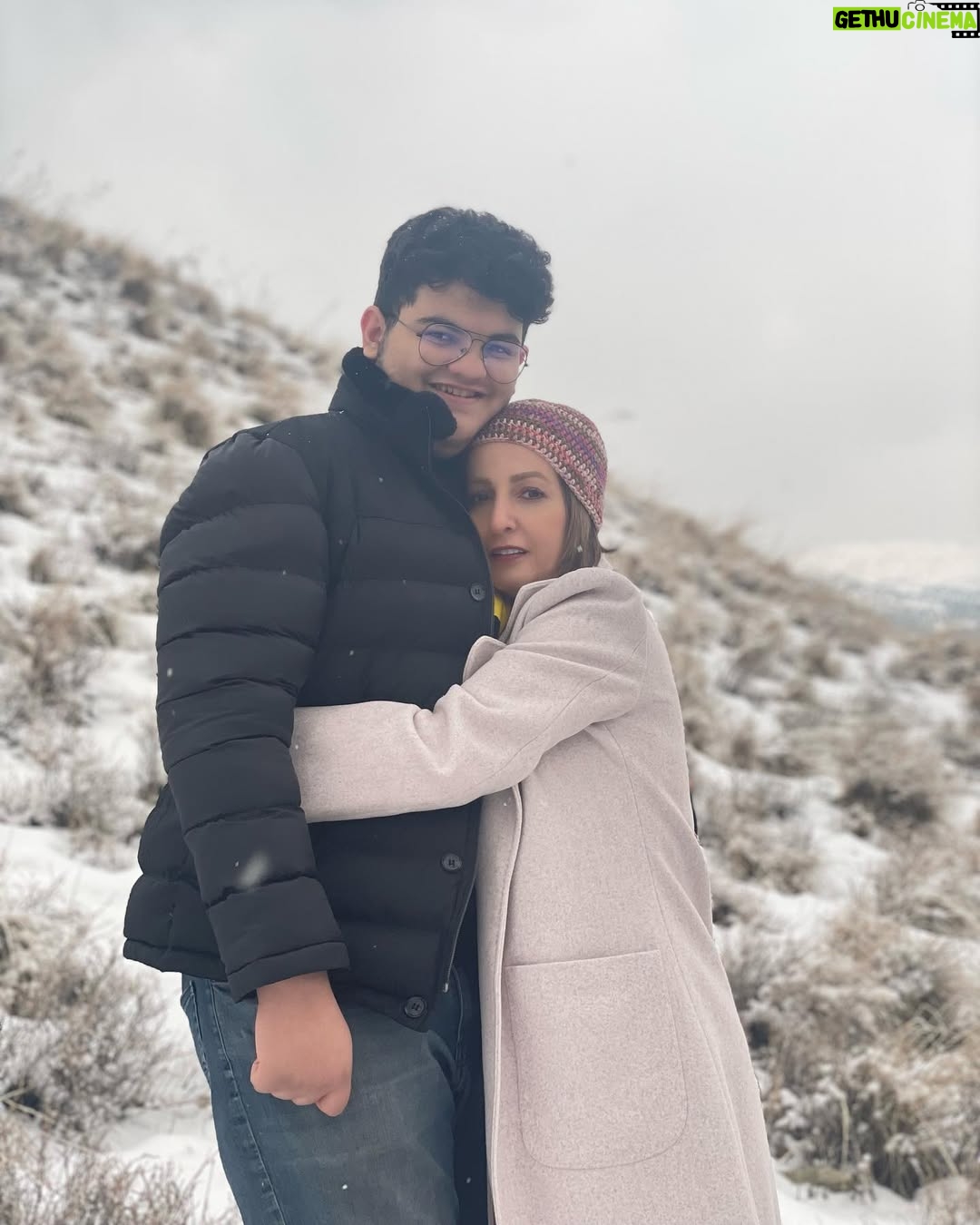 Shaghayegh Dehghan - 430.9K Likes - .
بين من و تو اونى كه عاقلتره تويى، اون كه آگاهتر و بالغتره تويى!
 اونى كه بيقرار و هيجان زده است منم، اونى كه از بالاتر ميتونه به مسائل نگاه كنه تويى! 
اونى كه زنگ ميزنه ميپرسه "مامان كجايى؟! تويى! اونى كه خيالش راحته، هر جا باشى مراقب خودت هستى منم! اينم سرنوشت تو بود پسرم! سرنوشت همه ى بچه هايى كه جَوونىِ بزرگترهاشون در بيهودگى و نااميدى و سرسپردگى پوسيد و در حسرت جا موند! نسلى كه با دهن باز وايستاد، اون چه به سرش اومد رو تماشا كرد، كه خيلى زود، هنوز به بلوغِ اجتماعى نرسيده، پير و پژمرده و فرسوده شد، خيلى زود! نسلى كه واژه هاىِ حقِ انتخاب، استقلالِ فكرى و عزتِ نفس، هيچ وقت براشون اون جور كه بايد معنا پيدا نكرد و در روحشون متجلى نشد! نسلى كه انقدر بغض داره، با يه تلنگر اشكش سرازير ميشه و انقدر تحقير شده كه همه ى آبرو و حيثيت و شخصيتش رو به  تهديد و ارعاب و خشونت باخته، نسلى كه دلش خواسته داد بزنه اما از روىِ ترسى نهادينه شده، با صدايى كه انگار  از تهِ چاه عميقى شنيده ميشه، به روش هاى محافظه كارانه ى خودش گفته "احقاق حقوقم، روزى، بلاخره روزى..." و با اندك اميدى، حُزن انگيز تكرار كرده "آينده، آينده، افق، افق، چشم انداز، چشم انداز...." و با اين همه... نسلى كه هيچى اگه نداشته باشه هنوز اميد داره از خاكستر و ذغالِ وجودِ زار و نحيفش، شعله هاى آتيشِ سوزانى زبونه بكشه كه كسى جرات نزديك شدن بهش رو نداشته باشه! 

_ من خاكسترم، تو، اما شعله ى درخشانِ زندگى منى و اگه فقط يك چيز تو دنيا باشه كه خيلى بهش افتخار كنم اينه كه مادرِ توام! 

تولدت مبارك پسرم
تولدت مبارك رفيق