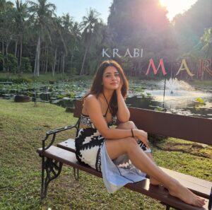 Shagun Sharma Instagram - Water sign when around water = Happiest ever 💙🌊 
I can't explain the Joy i feel when around water 💙 

Outfit : @srstore09 💙💙