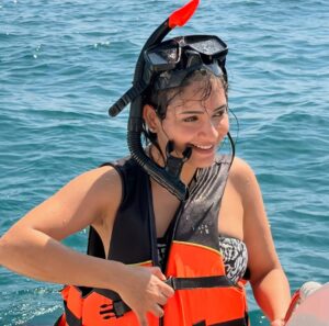 Shagun Sharma Instagram - Water sign when around water = Happiest ever 💙🌊 
I can't explain the Joy i feel when around water 💙 

Outfit : @srstore09 💙💙