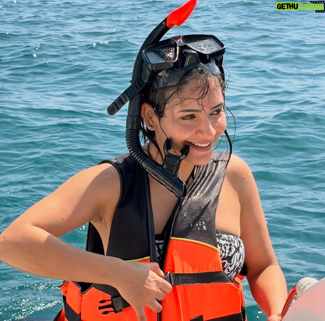 Shagun Sharma - 13.6K Likes - Water sign when around water = Happiest ever 💙🌊 
I can't explain the Joy i feel when around water 💙 

Outfit : @srstore09 💙💙